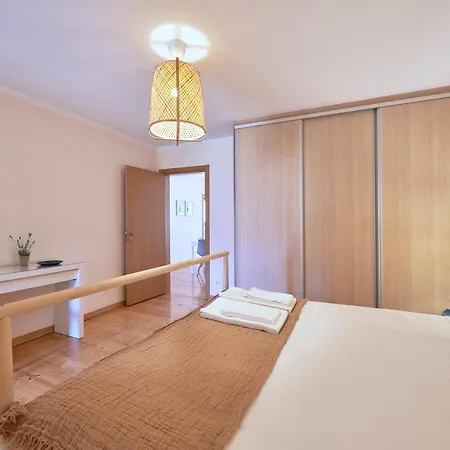아파트 Renovated And Spacious Duplex With Patio, By Timecooler