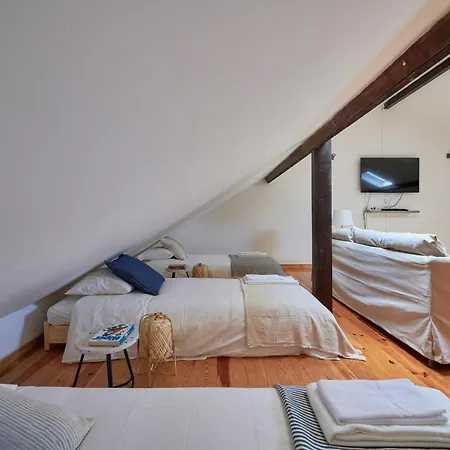Renovated And Spacious Duplex With Patio, By Timecooler דירה ליסבון