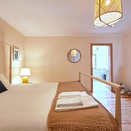 Renovated And Spacious Duplex With Patio, By Timecooler ליסבון