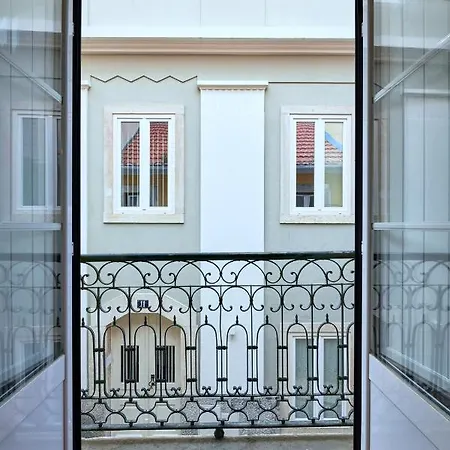 Renovated And Spacious Duplex With Patio, By Timecooler * ליסבון