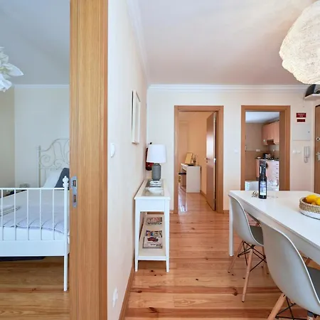 Renovated And Spacious Duplex With Patio, By Timecooler דירה ליסבון