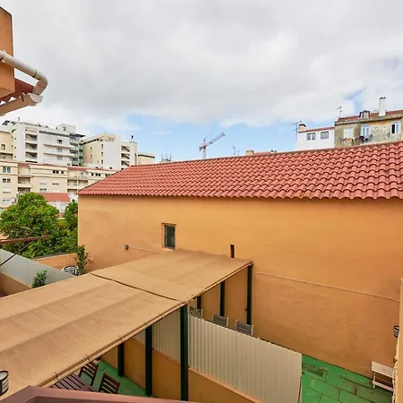 Renovated And Spacious Duplex With Patio, By Timecooler דירה ליסבון