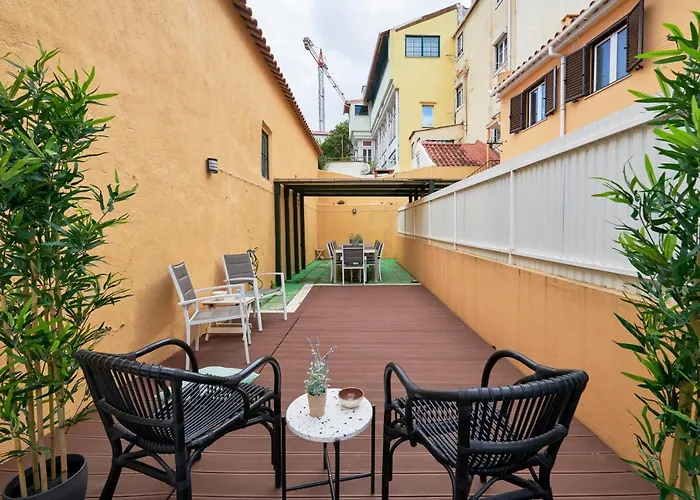 아파트 Renovated And Spacious Duplex With Patio, By Timecooler