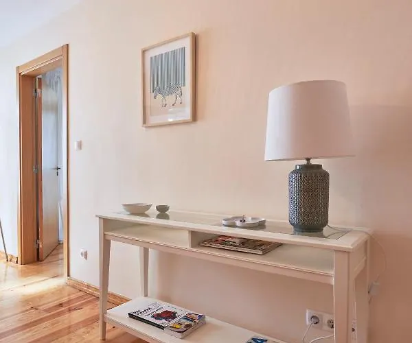 아파트 Renovated And Spacious Duplex With Patio, By Timecooler *