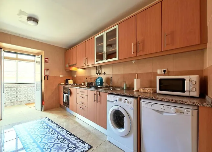 Renovated And Spacious Duplex With Patio, By Timecooler 아파트 리스본