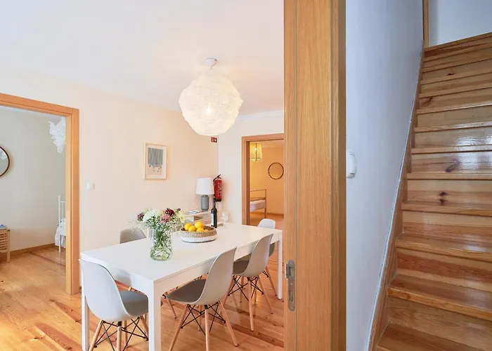 아파트 Renovated And Spacious Duplex With Patio, By Timecooler