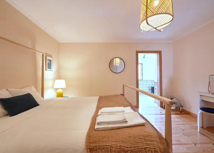 Renovated And Spacious Duplex With Patio, By Timecooler Lisboa