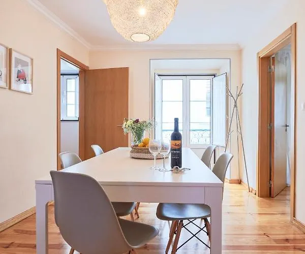 아파트 Renovated And Spacious Duplex With Patio, By Timecooler